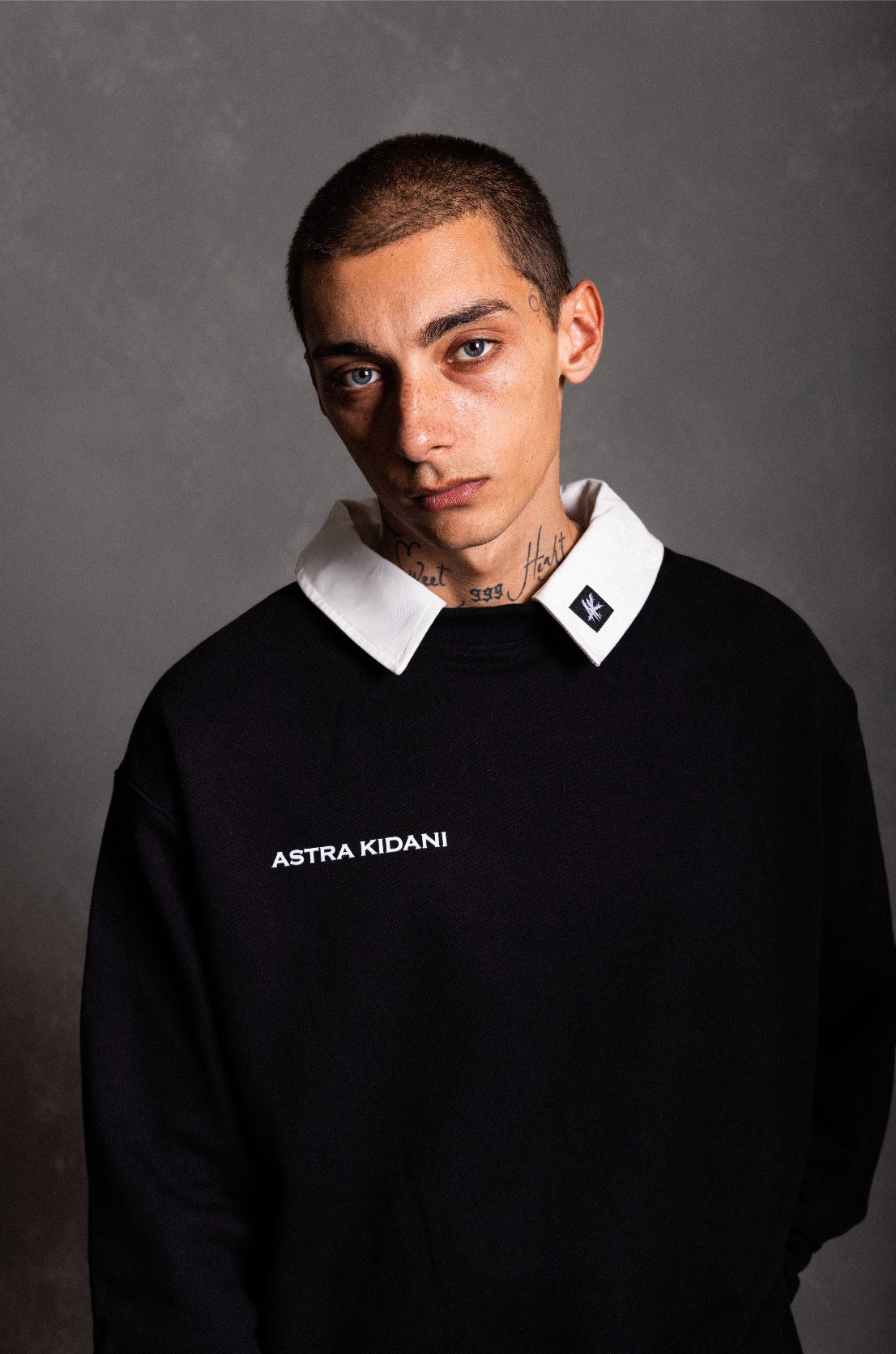 SIGNATURE COLLAR CREWNECK