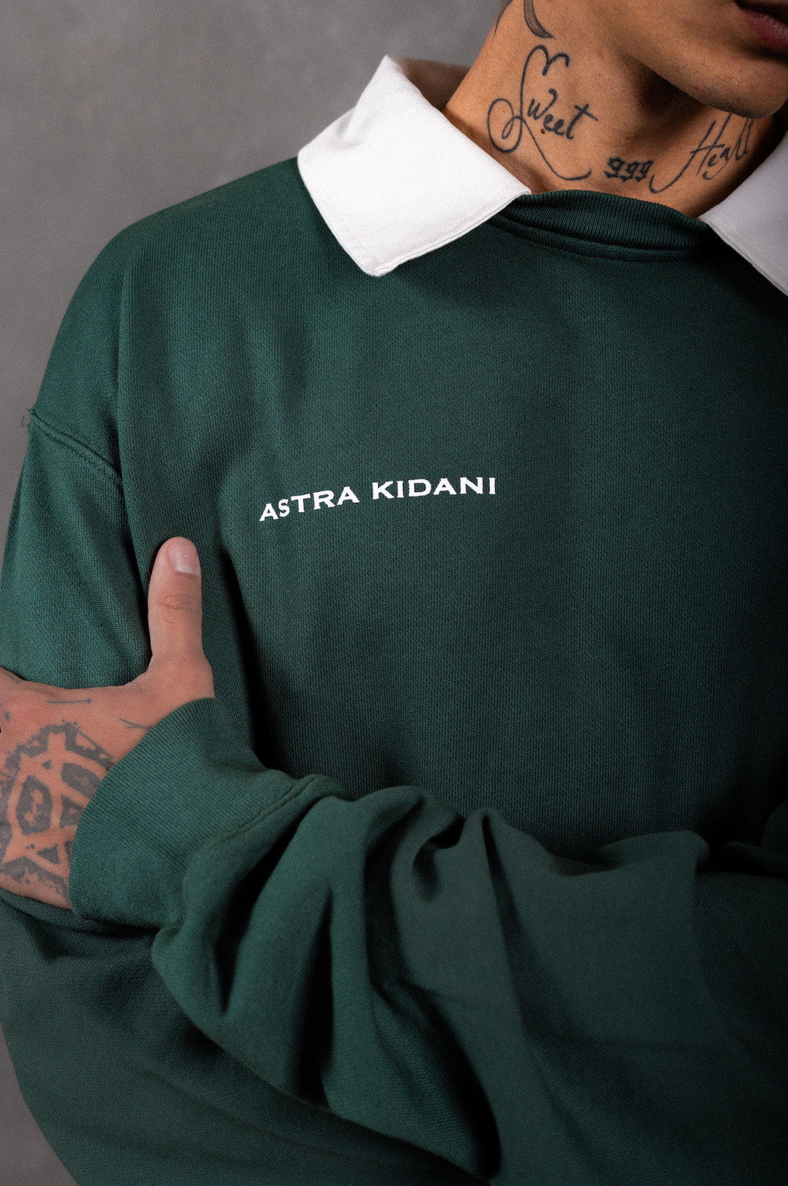 SIGNATURE COLLAR CREWNECK