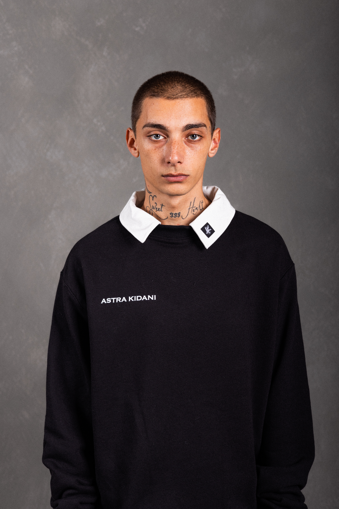 SIGNATURE COLLAR CREWNECK